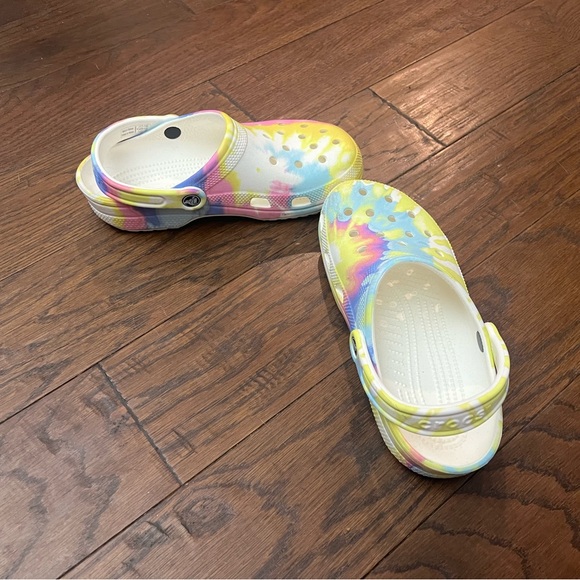 Pre-owned Youth tie-dye Crocs size J6 - Picture 4 of 5